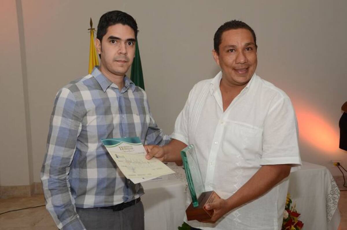 Manuel Santiago Pérez, recibe el Premio de manos del presidente de la Asamblea, Héctor Pérez Pernet. EL UNIVERSAL