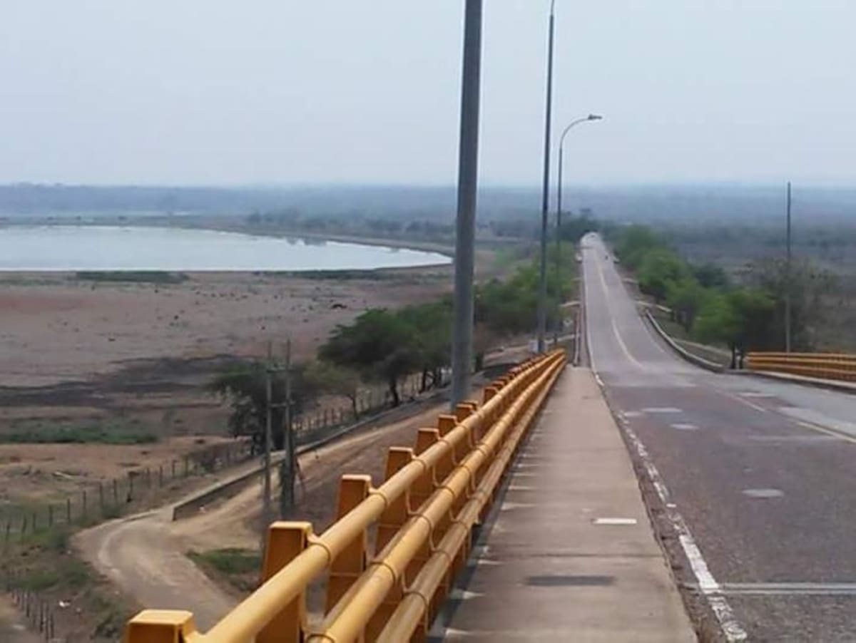 La comunidad se opone a la construcción de un segundo puente para la doble calzada a unos 80 metros del actual. Señalan que el nuevo, además de hacerle daño al medio ambiente, aísla a la población del desarrollo. Lila Leyva/ El Universal