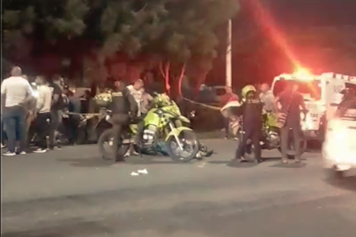 Paramédico murió y su acompañante quedó herida al chocar moto contra poste
