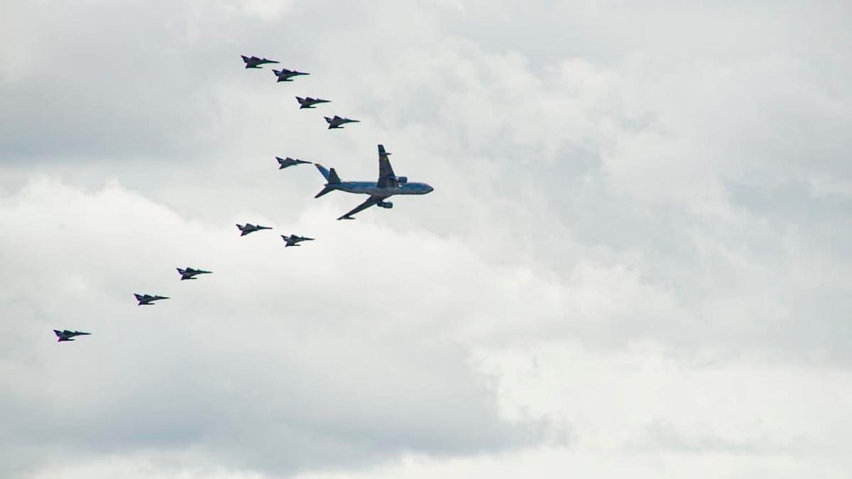 Revista militar de la Fuerza Aérea Colombiana este 20 de Julio, Día de Independencia. // Twitter Fuerzas Militares.