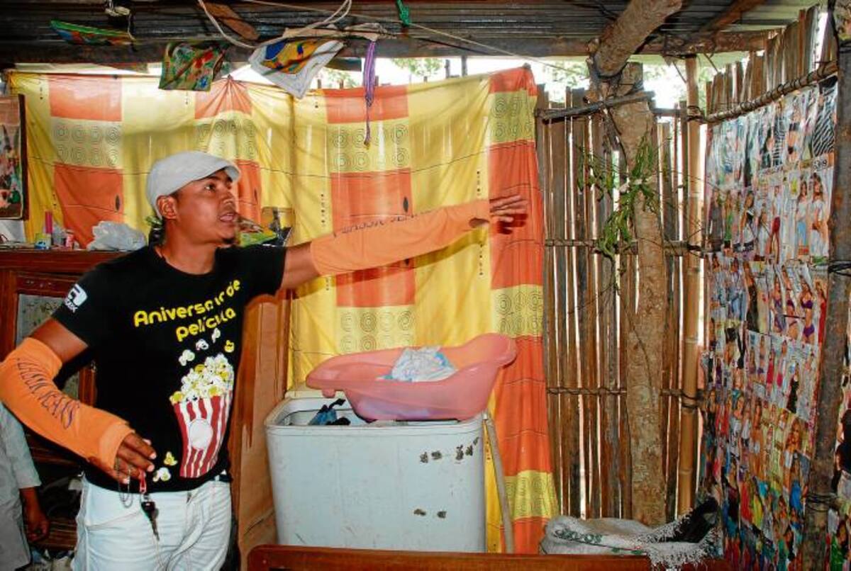 Óscar Palencia, padre del niño, señala algunos lugares de su casa donde han sucedido raros hechos.