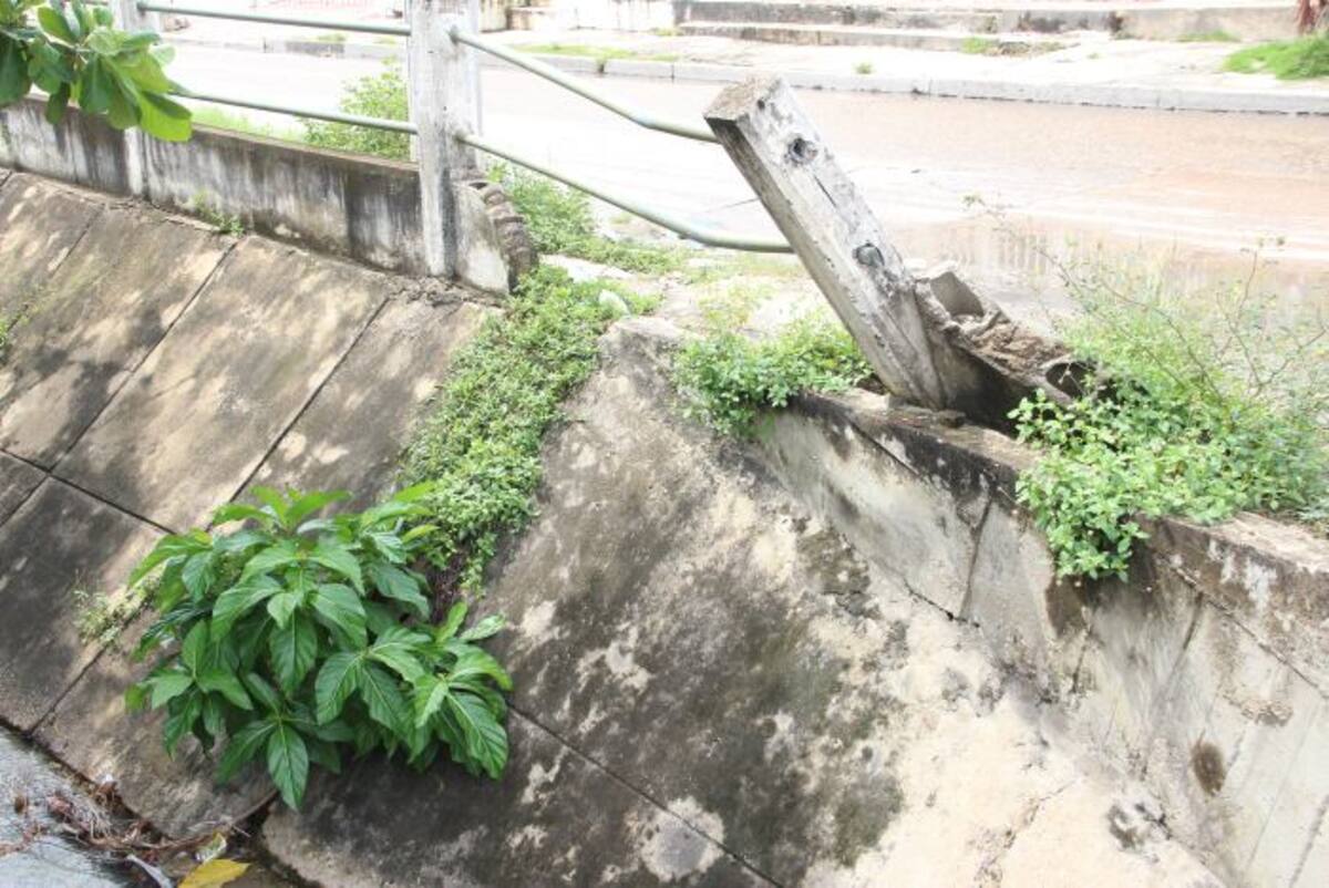 Los delincuentes no respetan ni que la estación de Policía de Nuevo Bosque está cerca para dañar las barandas del canal. ERICA OTERO-EL UNIVERSAL