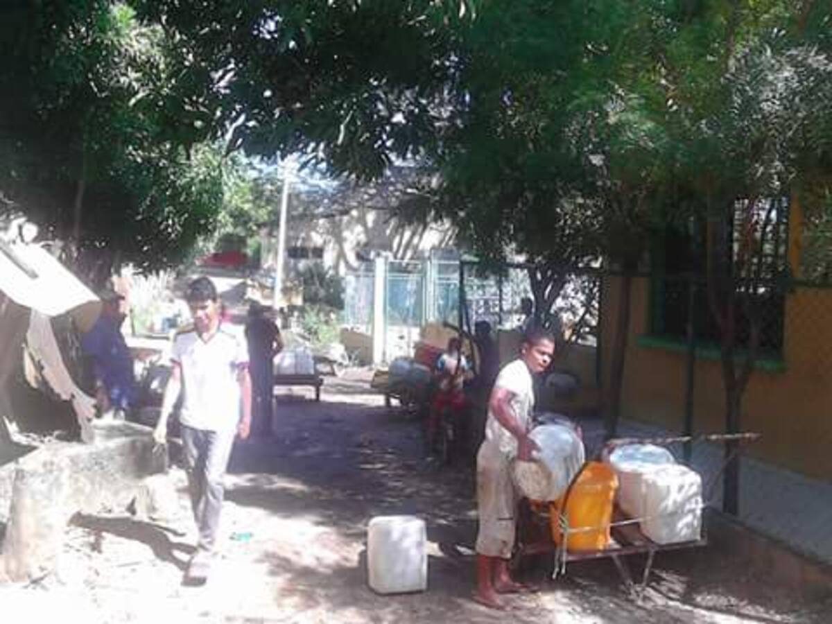La comunidad afirma que se han visto precisados a trasladarse hasta las instalaciones del acueducto, para recolectar el agua purificada y trasladarla en tanques hacia sus viviendas. Foto: Cortesía ciudadano reportero