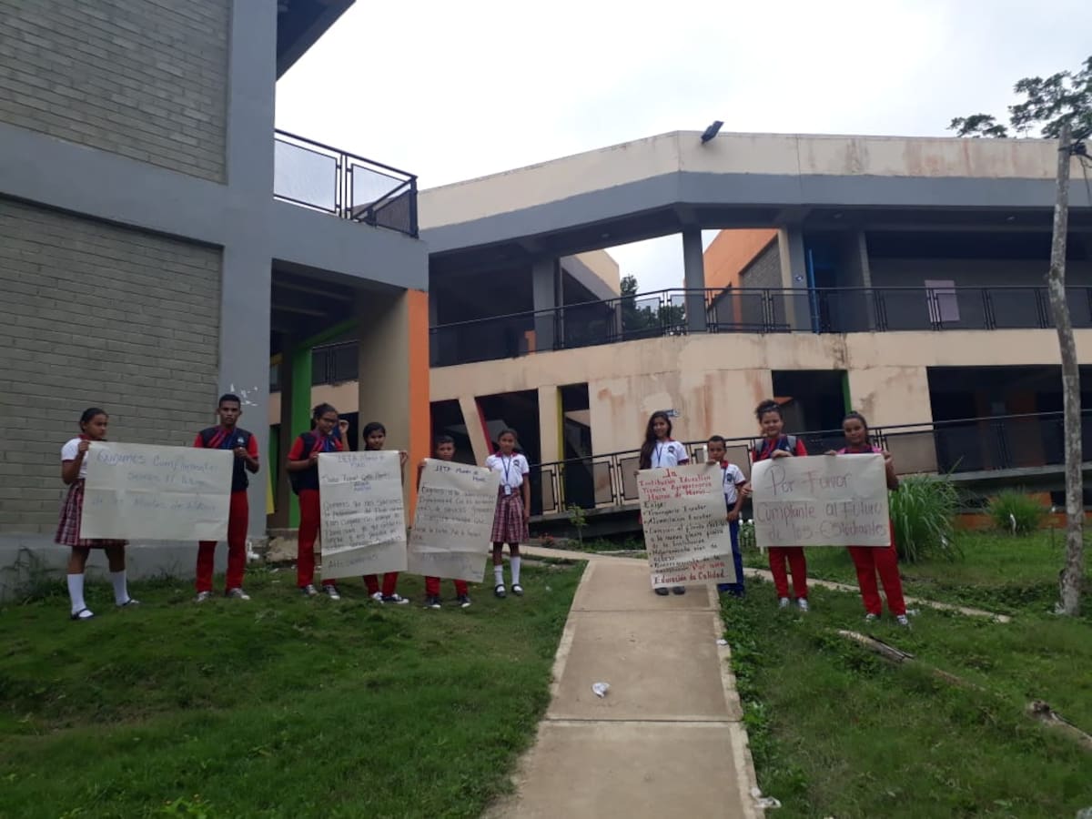 El colegio tiene seis aulas de clases, laboratorios de química y física, dos baterías sanitarias, sala de informática, una cancha, restaurante escolar y área administrativa. Lila Leyva Villarreal