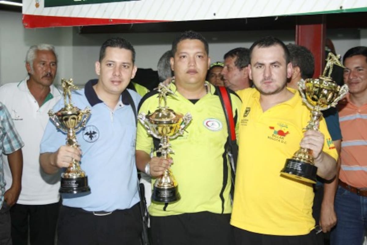 Hermid Meneses (i), tercer puesto; Kenny Castro (c), subcampeón y Robinson Morales (d), campeón Nacional de Billar Pool Bola 9. FOTO/ MANUEL SANTIAGO PÉREZ.