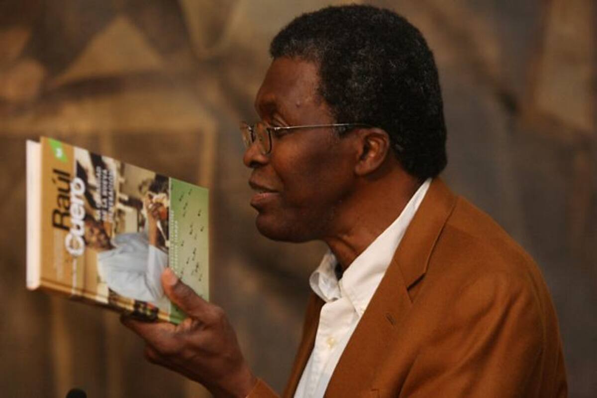 Raúl Cuero sostiene su nuevo libro. COLPRENSA