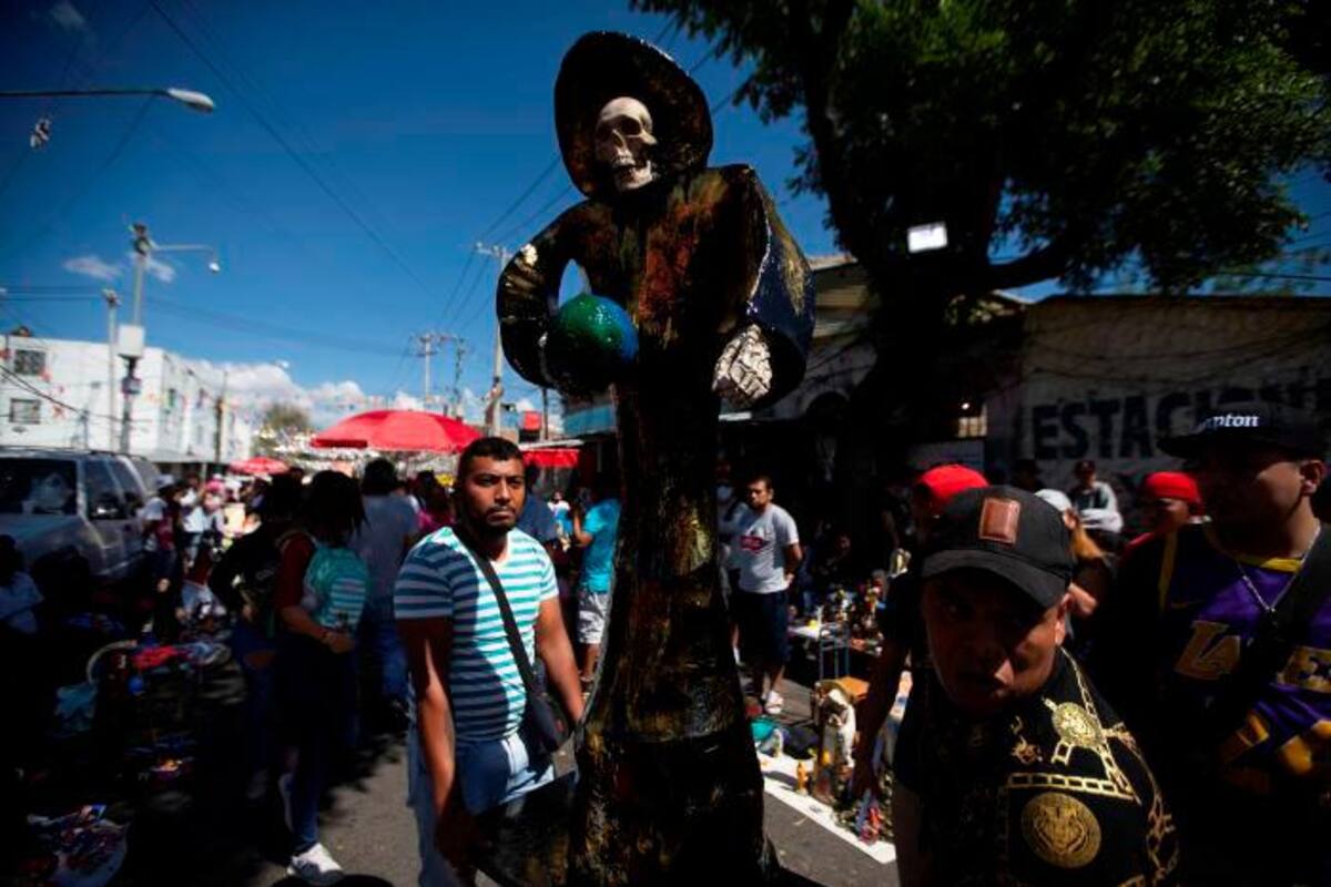 México mantiene vivo el Día de Muertos en un festejo híbrido por COVID-19