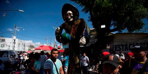 México mantiene vivo el Día de Muertos en un festejo híbrido por COVID-19