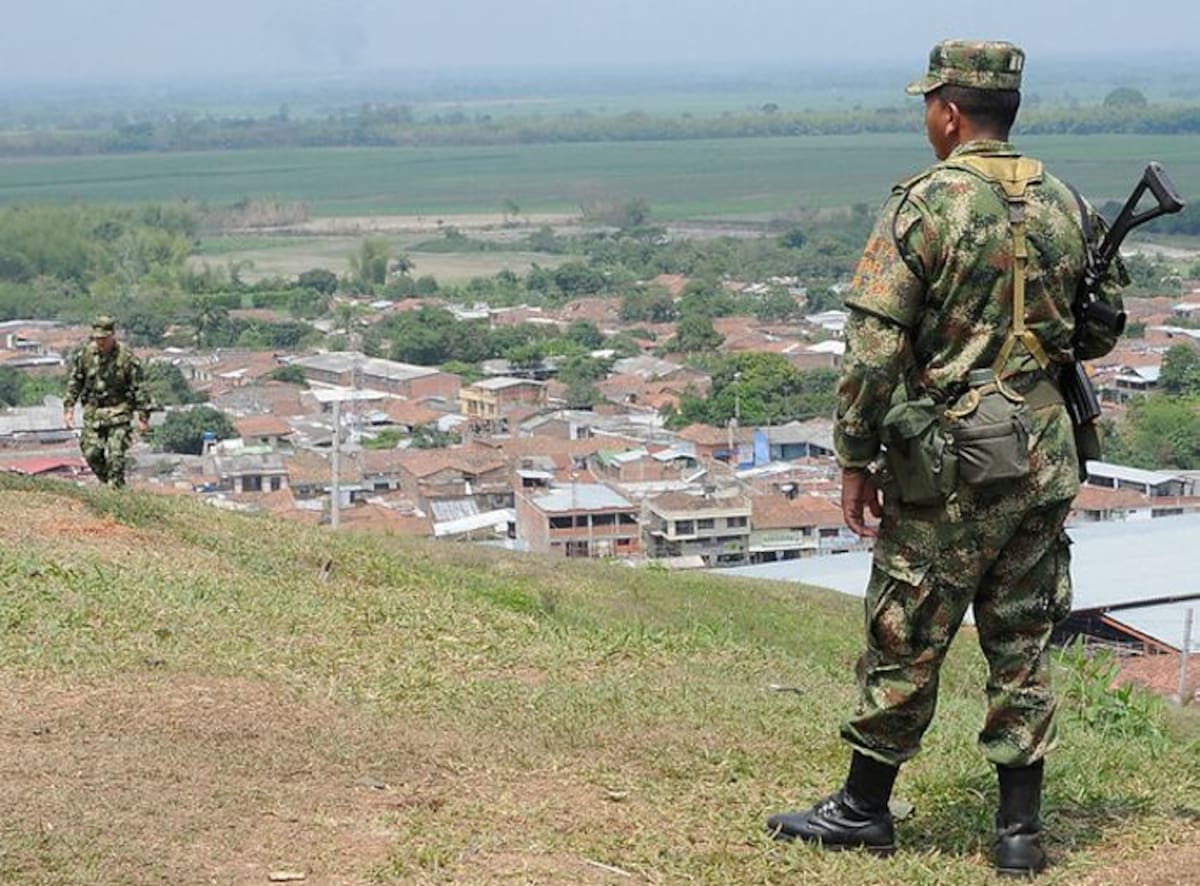 Los soldados decomisaron un fusil y una abundante cantidad de tatucos y lanzacohetes hechizos. COLPRENSA