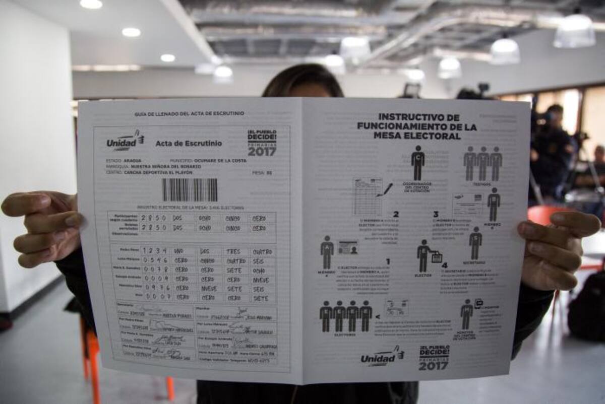 Vista de un instructivo de funcionamiento de la mesa electoral. EFE