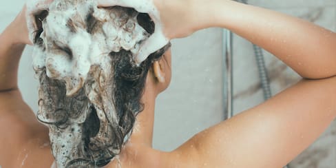 ¿Te lavas bien el cabello? Dermatólogo explica cómo hacerlo correctamente