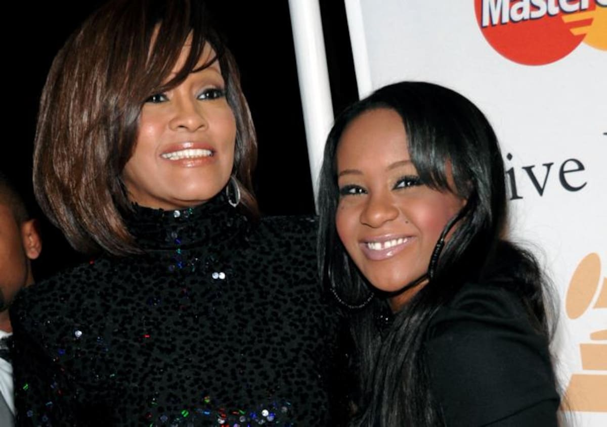 Bobbi Kristina Brown y su madre Whitney Houston, fallecida. AP Dan Steinberg