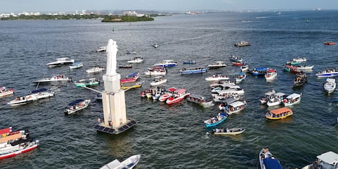 Embarcaciones participan en procesión náutica a la Virgen del Carmen