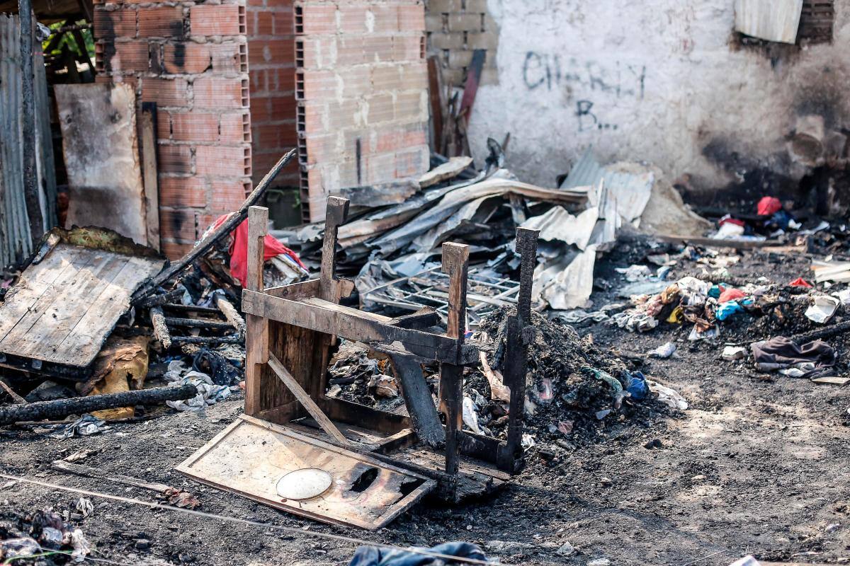 El incendio consumió seis humildes viviendas.