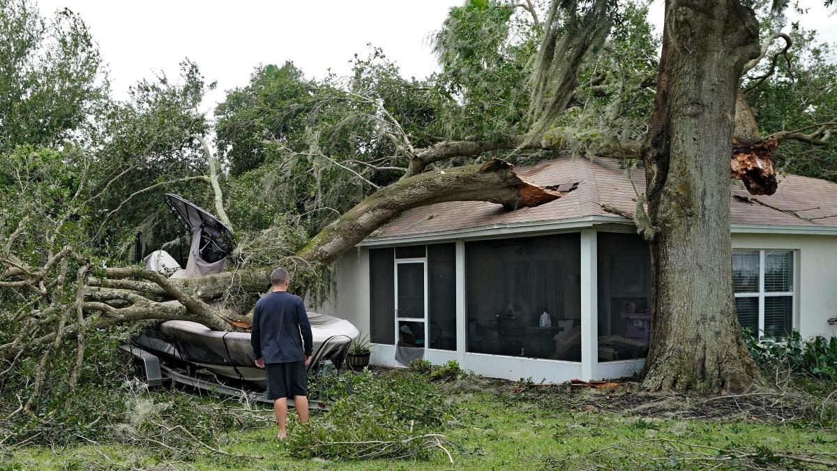 Esta persona examina los daños a su vivienda después del huracán Ian. //AP
