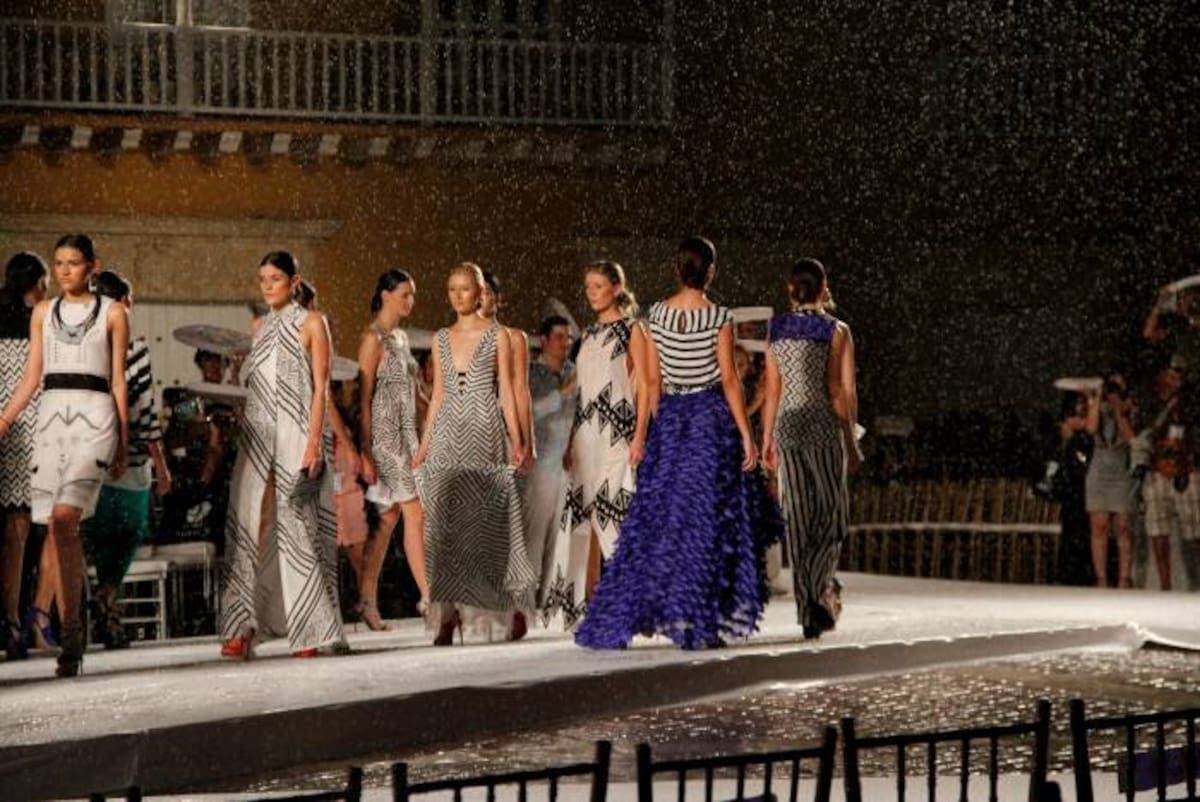Los trajes que en un principio se ondeaban por el viento, terminaron pegados a la piel de las modelos mientras éstas atravesaban la pasarela. DANIELA BUELVAS- EL UNIVERSAL