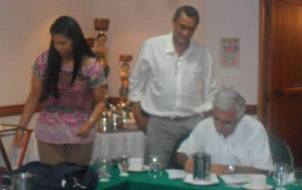 La convención colectiva fue firmada entre directivos de la empresa y miembros del sindicato. CORTESÍA