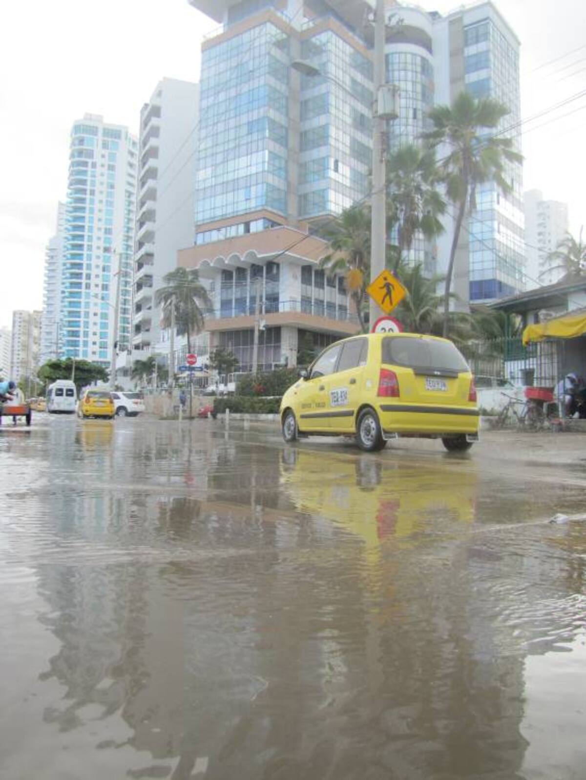 El mar de leva inundó partes del sector turístico, el Centro Histórico, y La Boquilla. ALEXANDRA CLAVIJO - EL UNIVERSAL