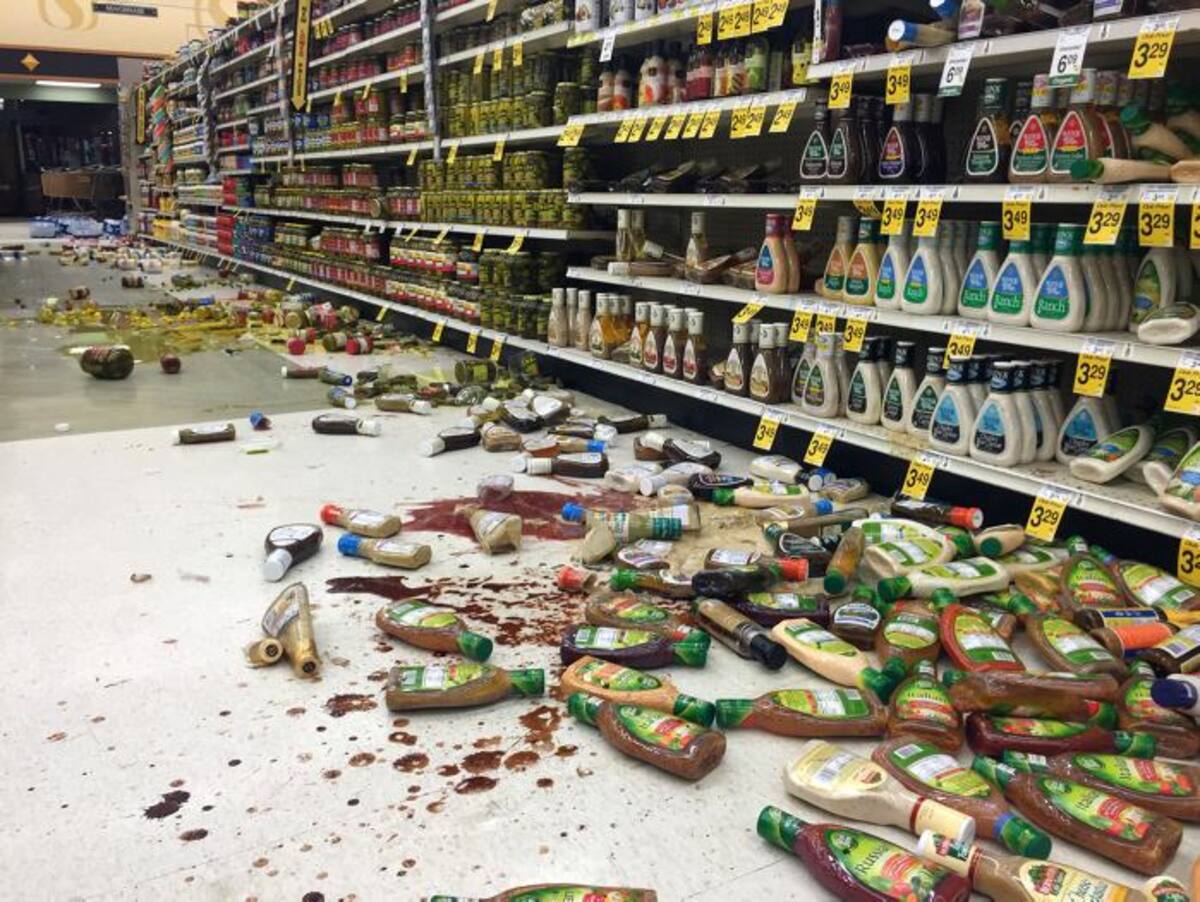 Debido al terremoto artículos cayeron de los estantes dentro de una tienda de comestibles en la península de Kenai. AP