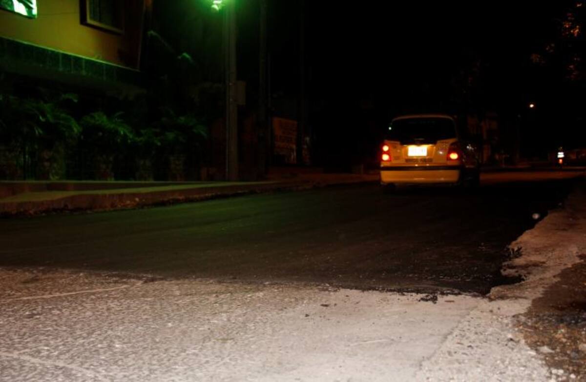 Luego de los trabajos de reparación en esta arteria del barrio El Bosque, finalmente se dio vía libre a la circulación de vehículos en la noche del lunes. Kailline Giraldo - El Universal