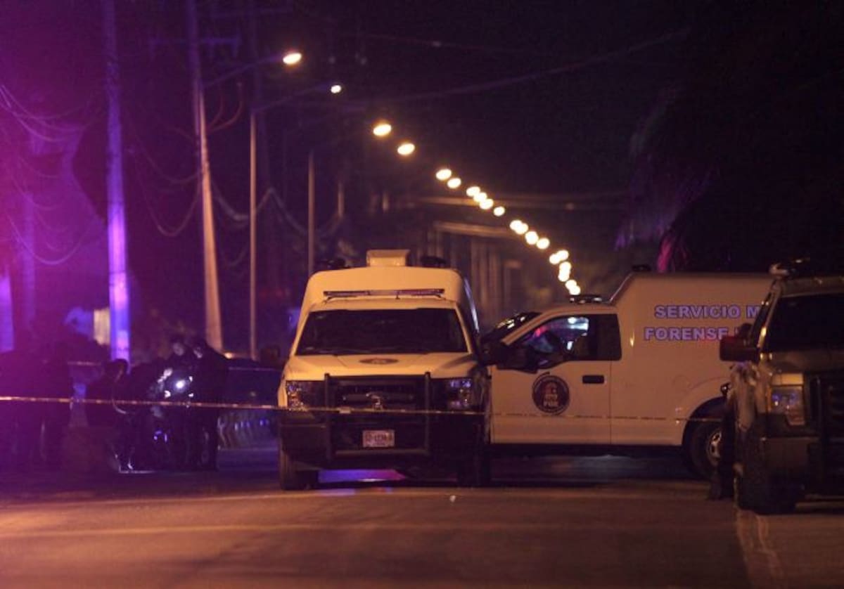 Policías federales resguardan la zona del tiroteo entre policías y criminales. EFE Alonso Cupul