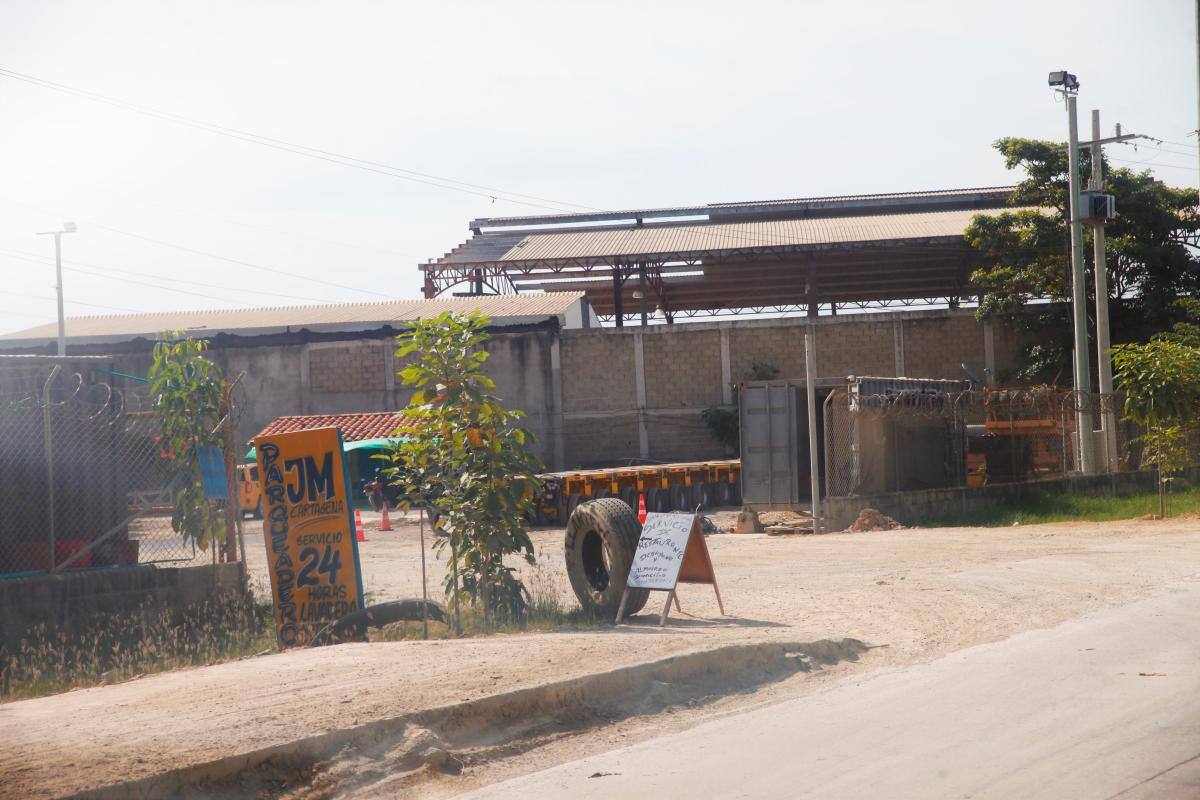 Murió arrollado mientras dormía debajo de una tractomula