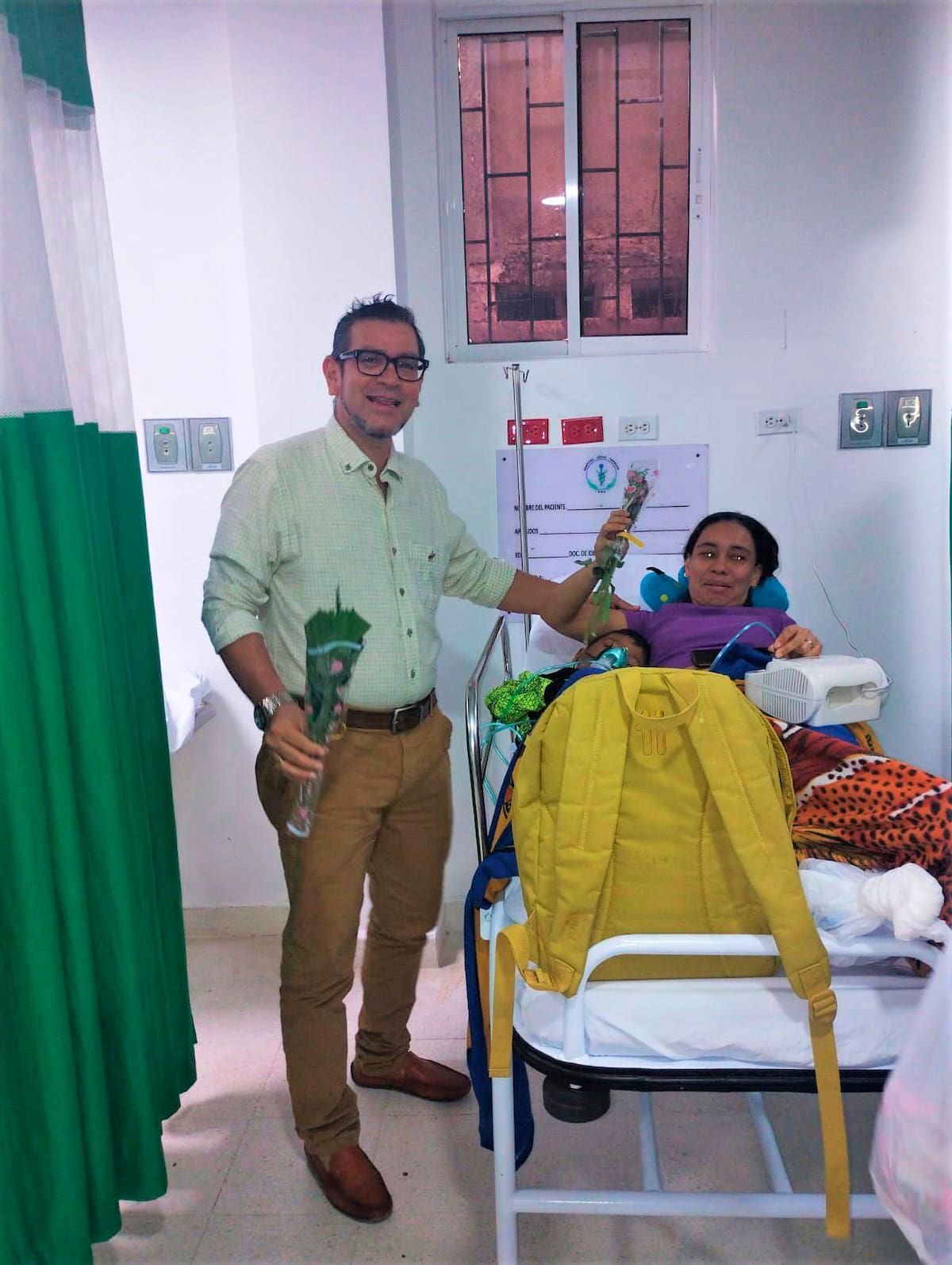 Las madres hospitalizadas reciben detalles por parte del ESE Hospital Local Turbaco en un gesto de amor y reconocimiento durante el Día de la Madre y el Día de la Enfermera.