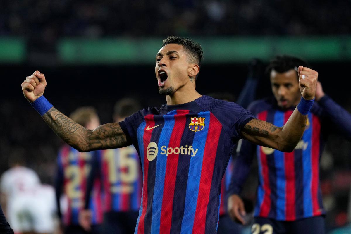Barcelona golea al Sevilla y se despega más del Real Madrid