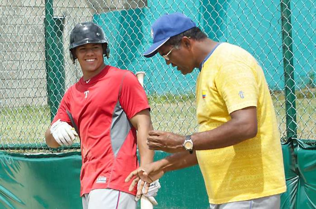 Jorge Alfaro, prospecto de los Rangers de Texas, recibe instrucciones de Johnny Pantoja, coach de Colombia. Juvenil. JULIO CASTAÑO / El Universal /