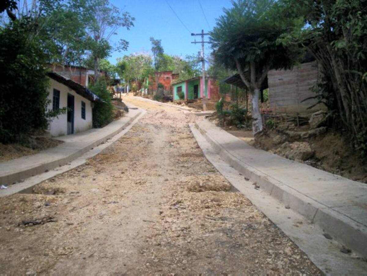 El Oasis ya tienen cunetas, bordillos y andenes, ahora la comunidad pide la pavimentación de la calle. ATILANO MEZA - EL UNIVERSAL