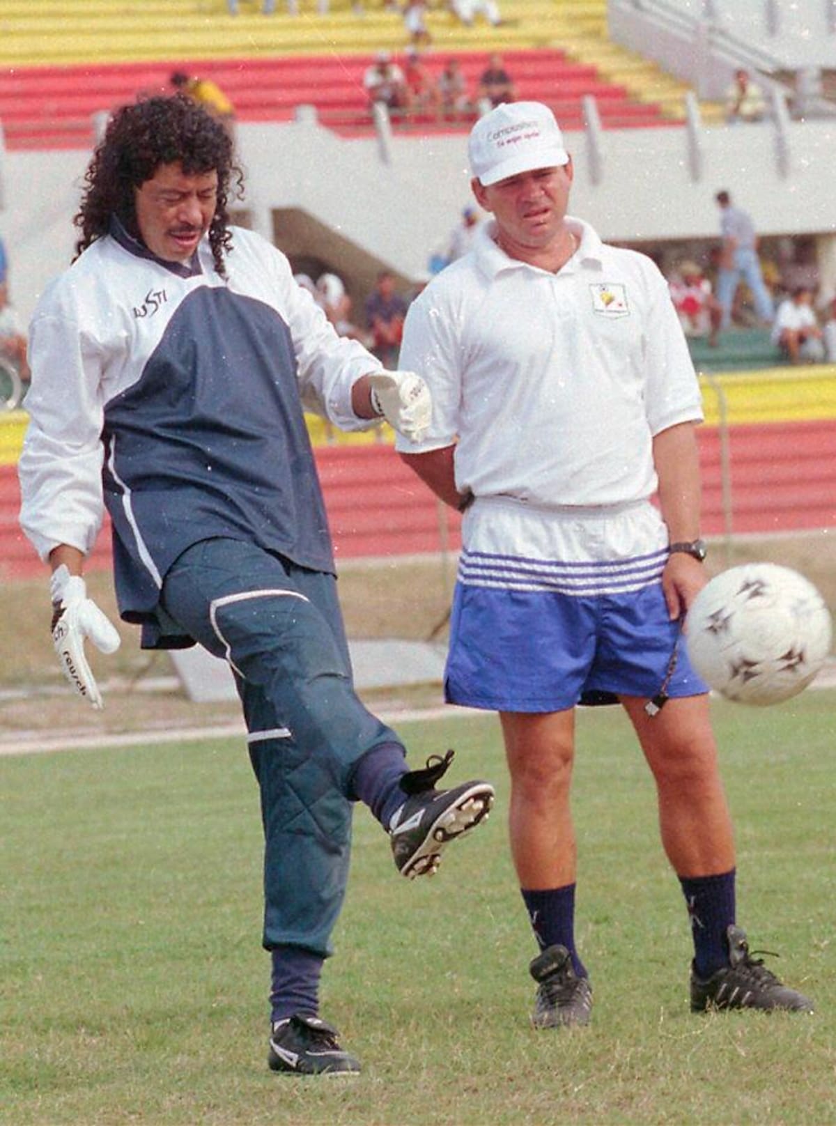 El ‘Arriero’, con René Higuita, quien jugó en el Real en el 2000. //ARCHIVO