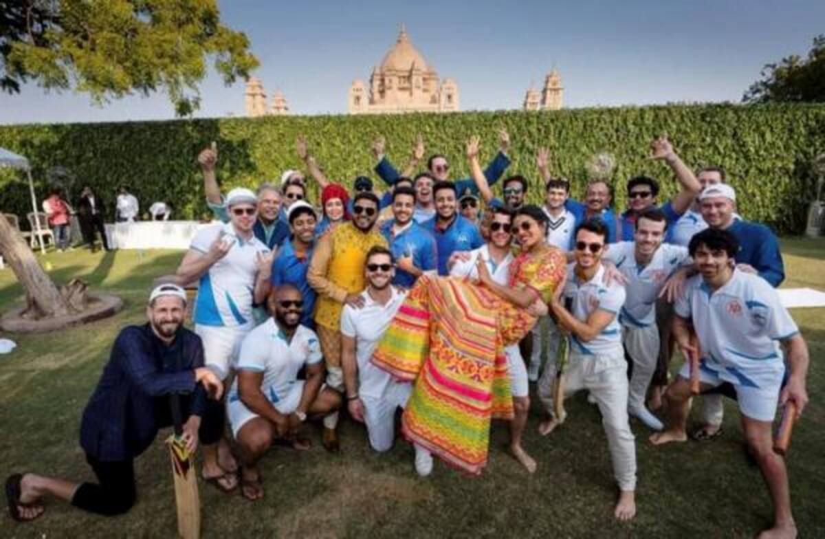 Se casaron en la legendaria “ciudad azul” de India con invitados famosos, entre ellos el hermano de Jonas, Joe Jonas y su novia, la actriz británica y estrella de “Juego de Tronos” Sophie Turner. AP