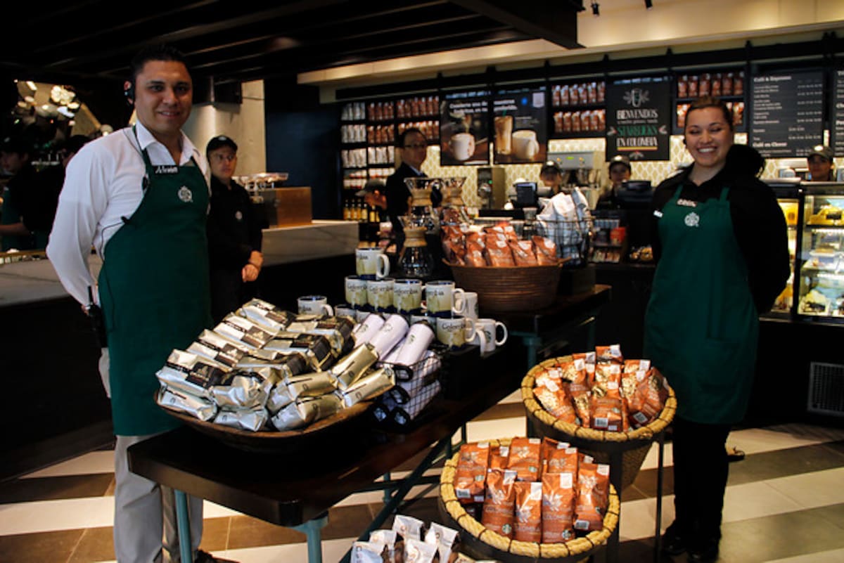 Con la nueva tienda, Starbucks inicia su expansión en el país que comprende la construcción de cuatro nuevos locales antes de que finalice este año. COLPRENSA