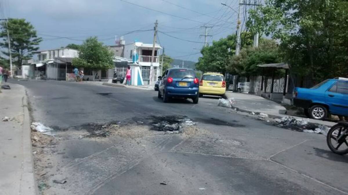 Así amanecieron hoy jueves varios tramos de la avenida El Consulado luego de que el miércoles en la noche las comunidades afectadas por las interrupciones de luz quemaran llantas para exigir el restablecimiento del servicio. Óscar Díaz- El Universal