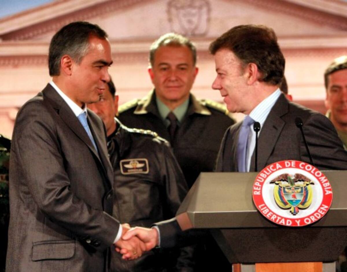 El presidente Santos elogia labor de Rodrigo Rivera, ministro de Defensa saliente. COLPRENSA