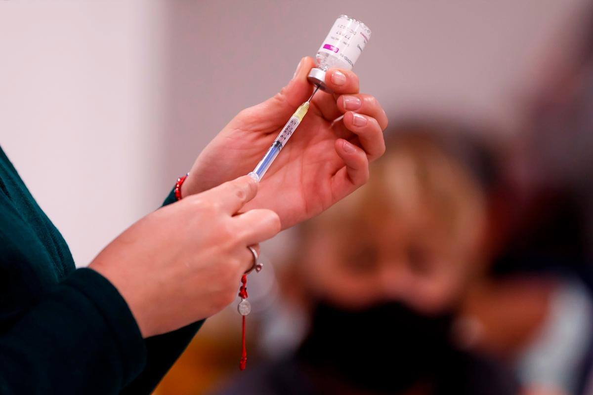 EMA: Hay que vigilar mielitis transversa con AstraZeneca y Janssen