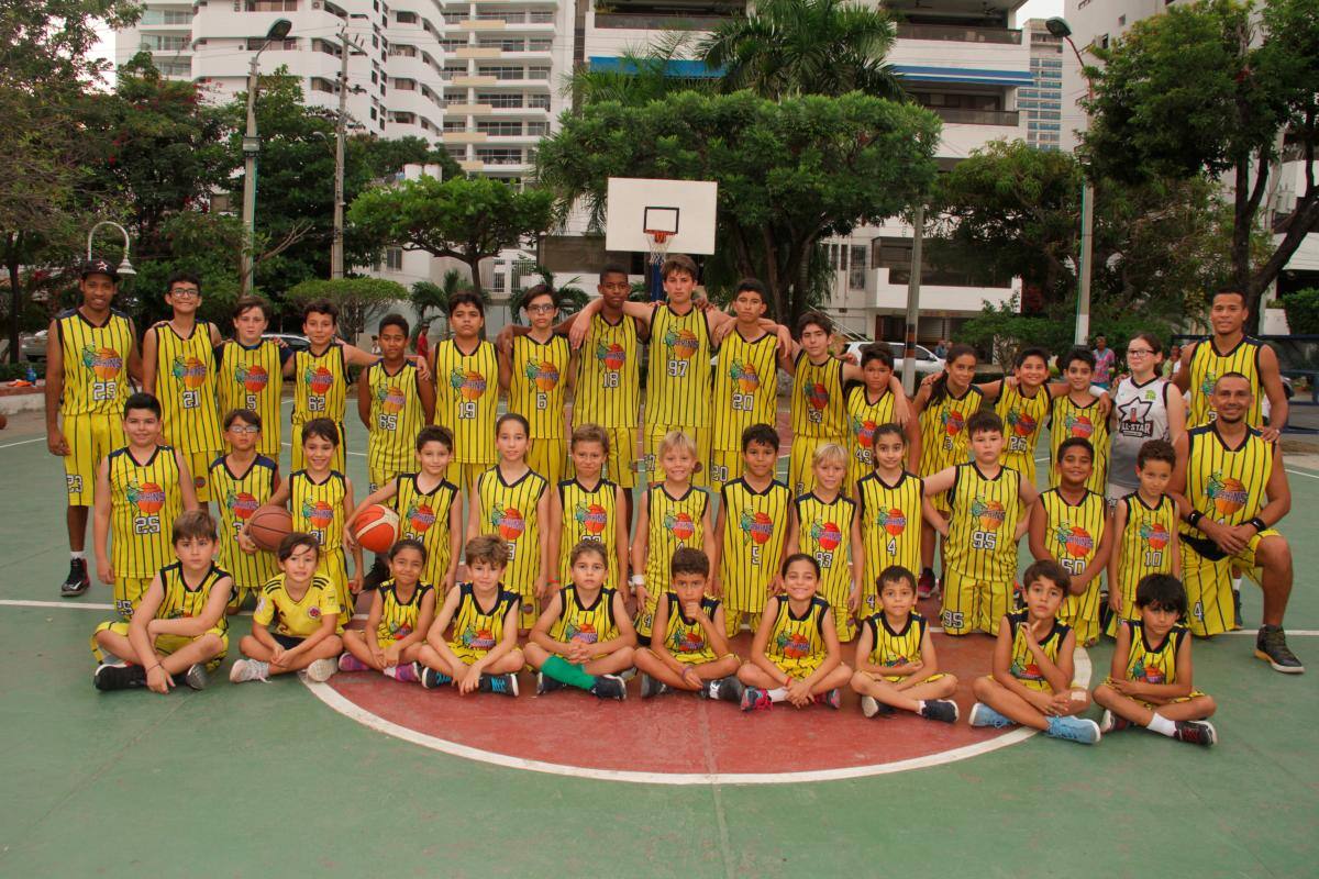 Los niños quieren jugar baloncesto hoy en Bocagrande