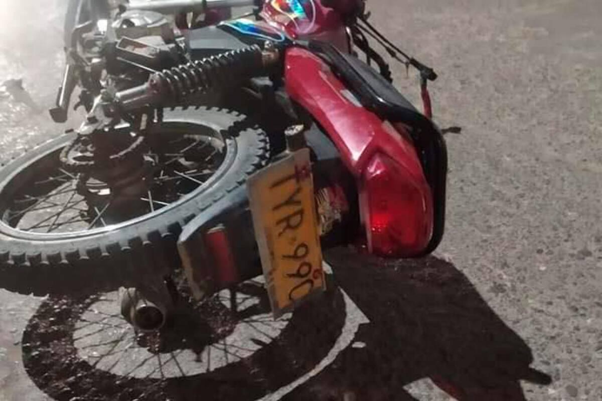 ¡Tragedia! Joven, de 17 años, choca contra un poste y muere