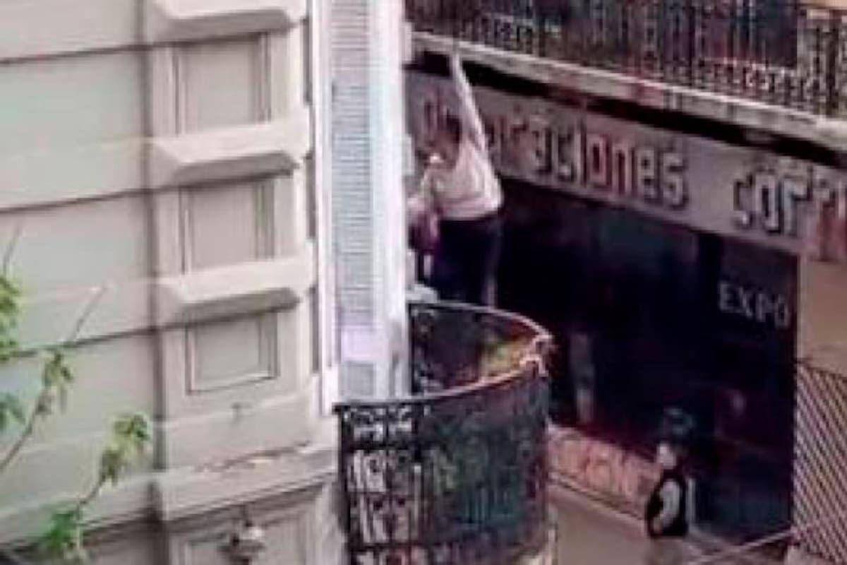 Video: mujer trató de escapar de un terrible incendio por un balcón