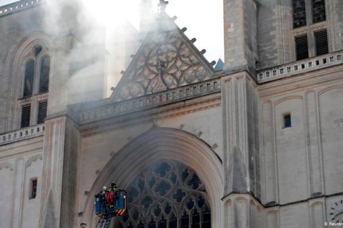 Importante incendio en la catedral de Nantes, Francia