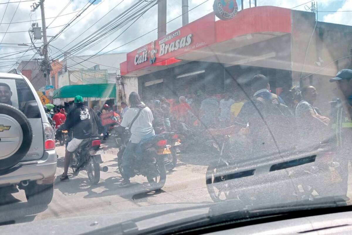 Balean a un hombre que intentó robarle a policía de civil en restaurante