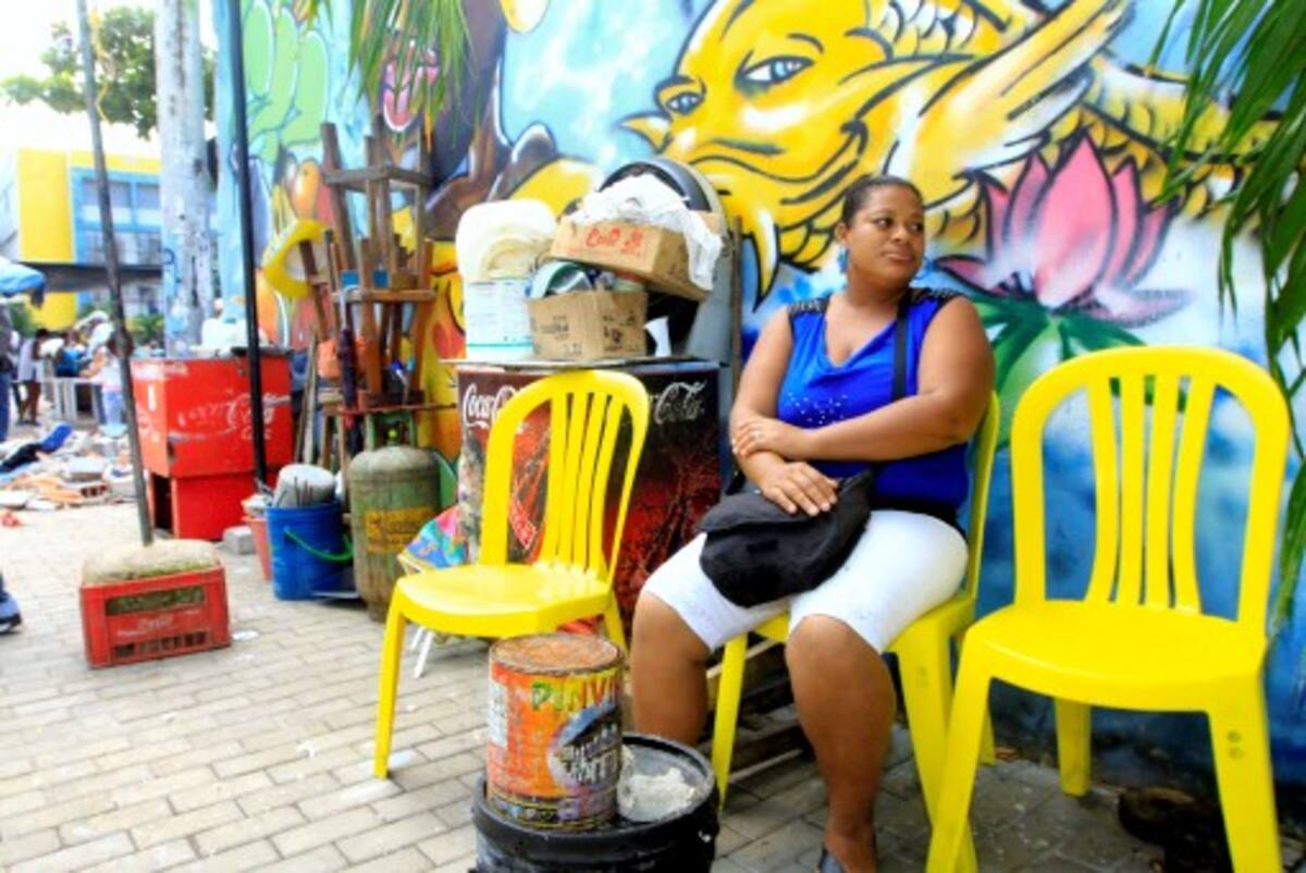 Las cocineras afectadas por la restitución de espacio público dicen que por encima de la tristeza de ver en ruinas sus negocios están sus ga-nas de trabajar y por eso advierten que levantarán de nuevo sus negocios en la Plazoleta Olímpica. JULIO CASTAÑO BELTRÁN - EL UNIVERSAL