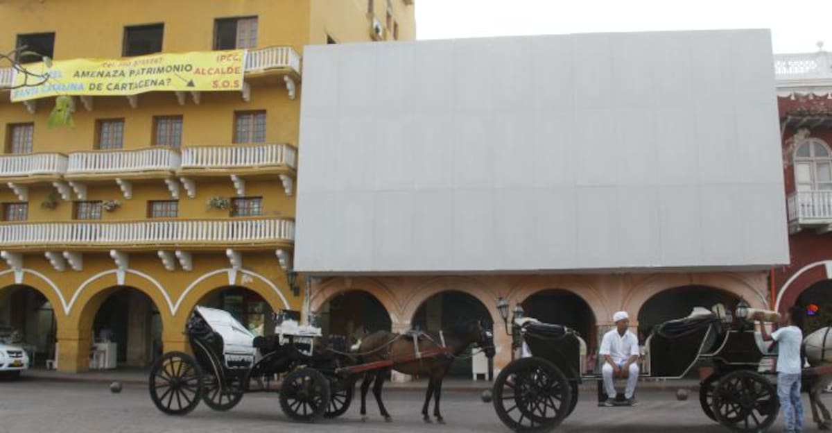 Así luce por fuera la obra del Hotel Santa Catalina. Los vecinos del edificio Torre del Reloj instalaron una valla amarilla que dice “Hotel Santa Catalina amenaza patrimonio de Cartagena. Ipcc, Alcalde SOS.” Kailline Giraldo.