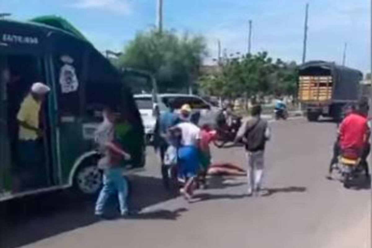 ¿Exceso de velocidad? Buseta arrolló a mujer que cruzaba vía en Ceballos