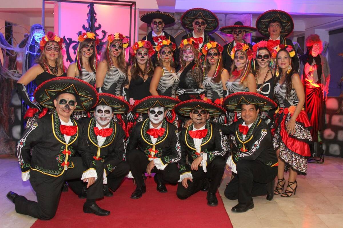 El grupo con el mejor disfraz. Atrás: Alberto Carballo, Juan Carlos Severiche, José Ballestas y Mauricio Bermúdez; en el centro: Mary Garrido, Mayra Sotomayor, María Claudia Beltrán, Mónica Quiroga, Verena Polo, Marlyn Anaya, Paola Bermúdez, Pily Ordóñez, Gianina Guerrero y Erika Sotomayor; abajo: Juan Grau, Rafael Pareja, Germán Lemaitre, Orlando de la Rosa e Ignacio Eljach.