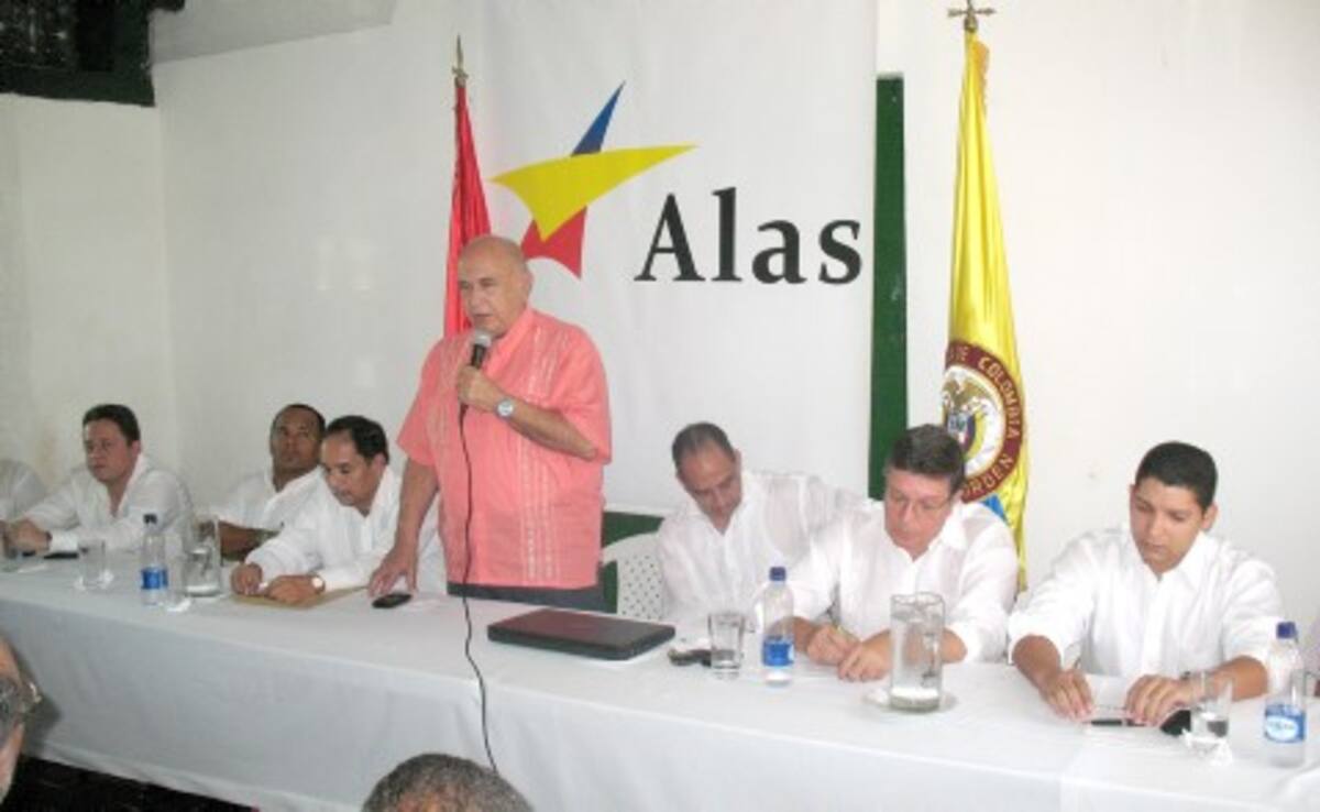 Álvaro Araújo Noguera (de pie), presidente de la Dirección Nacional de Alas presentó a los seis candidatos a la Cámara de Representantes.