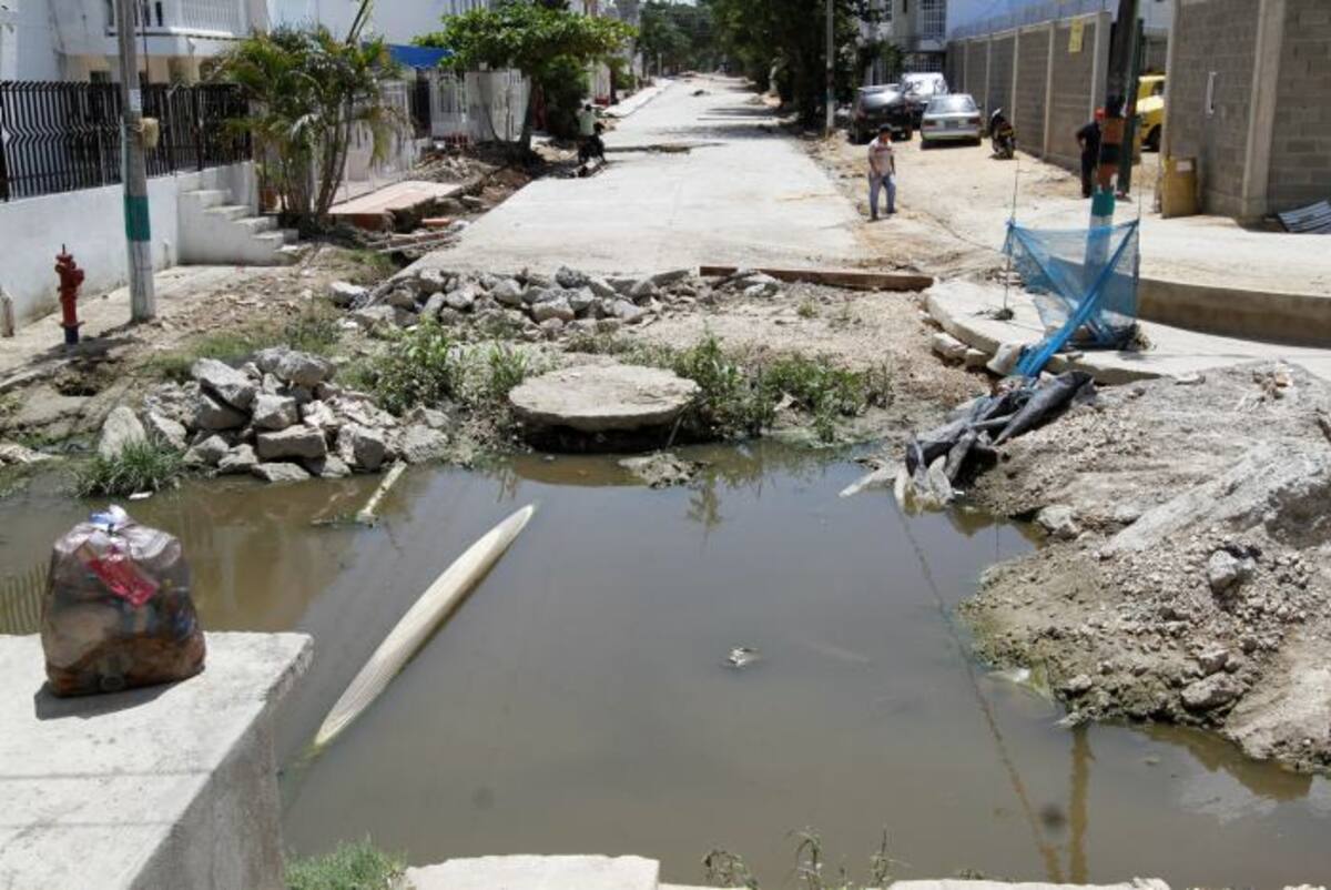 Residuos de escombros han sido arrojados alrededor de las aguas estancadas. JULIO CASTAÑO-EL UNIVERSAL