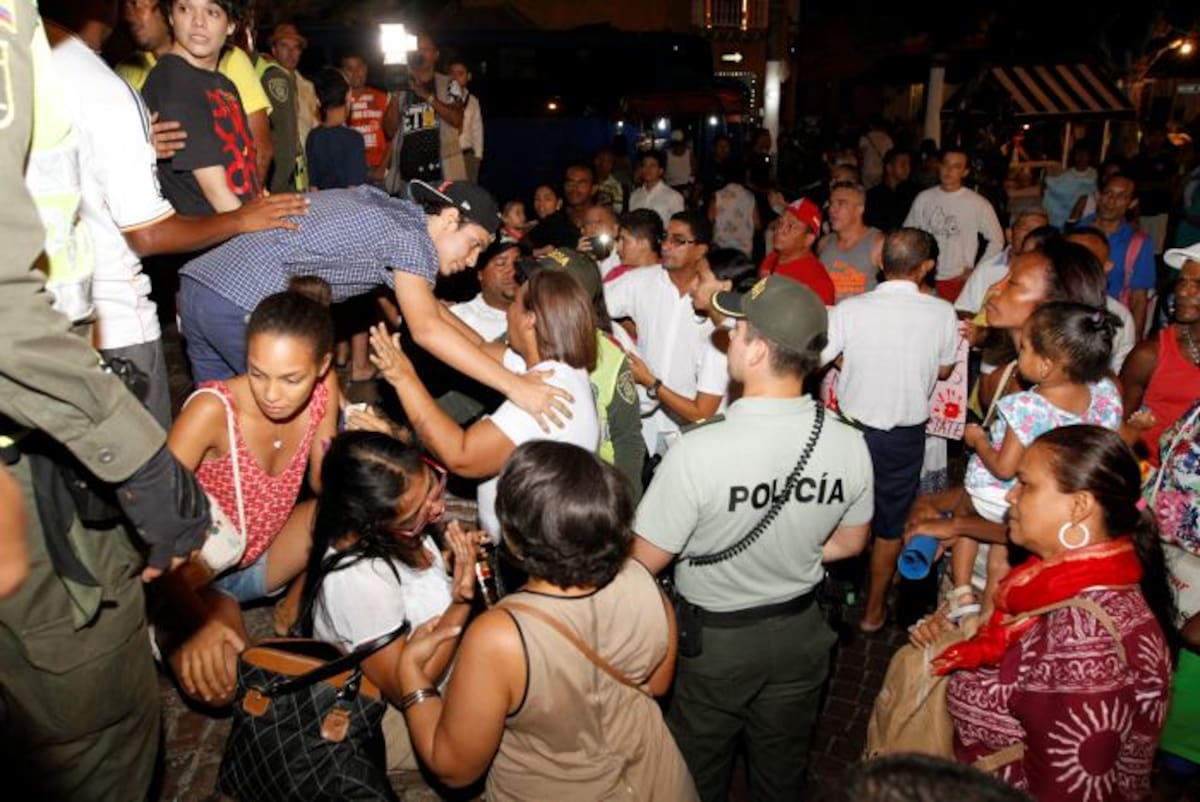 Protesta de la comunidad de Getsemaní contra consumidores de drogas y borrachos en la Plaza de la Trinidad. JULIO CASTAÑO - EL UNIVERSAL