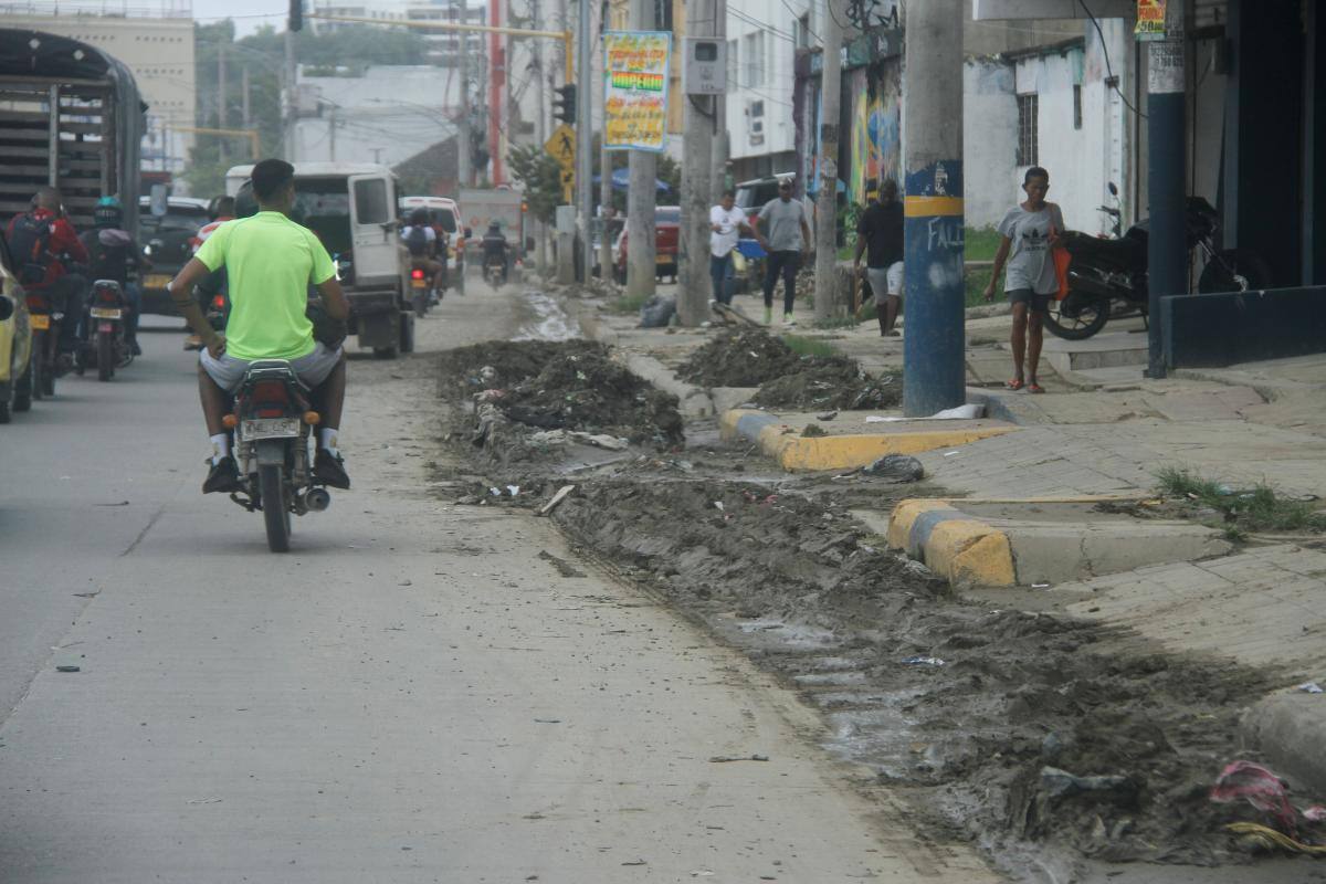 Bajo el barro: calles y avenidas de Cartagena llenas de sedimentos