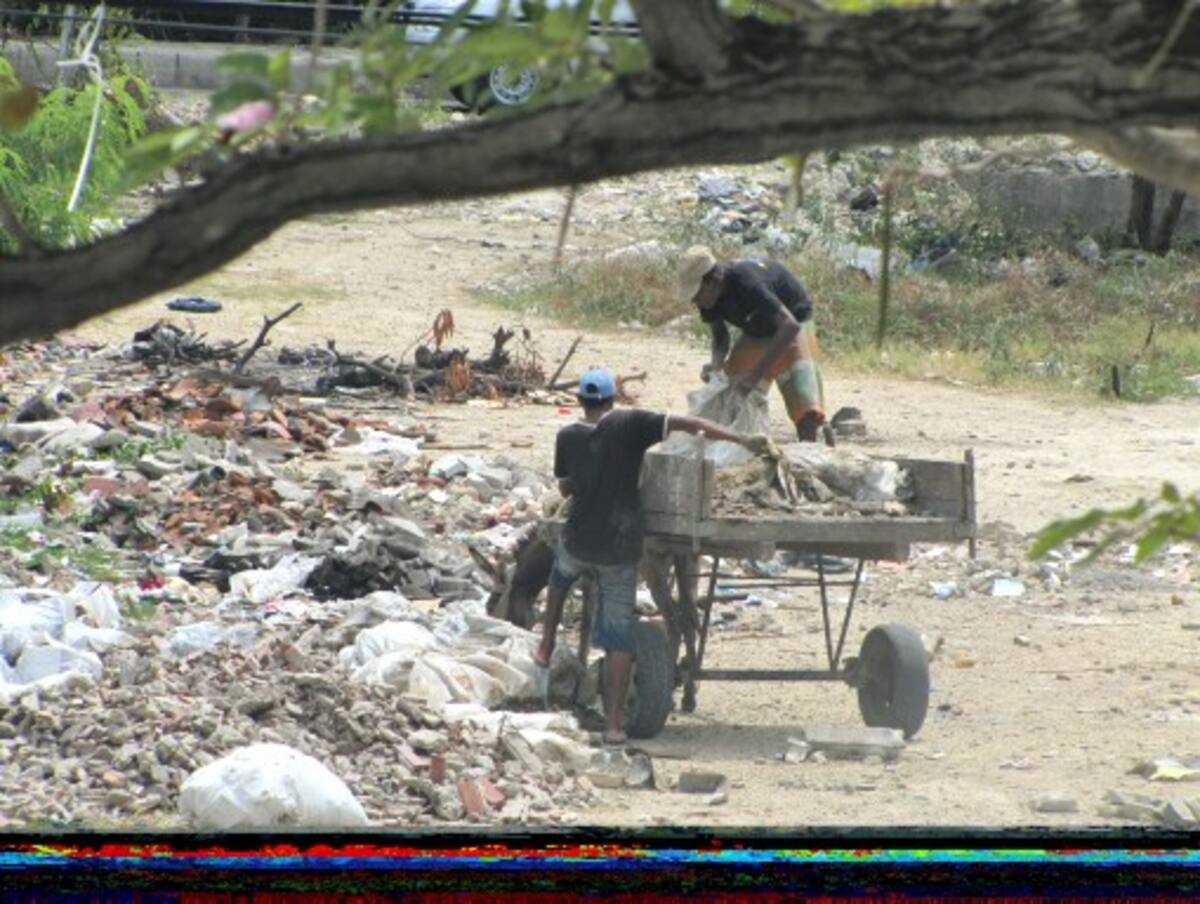 Pasado unos minutos llegó otro carromula cargado de escombros.